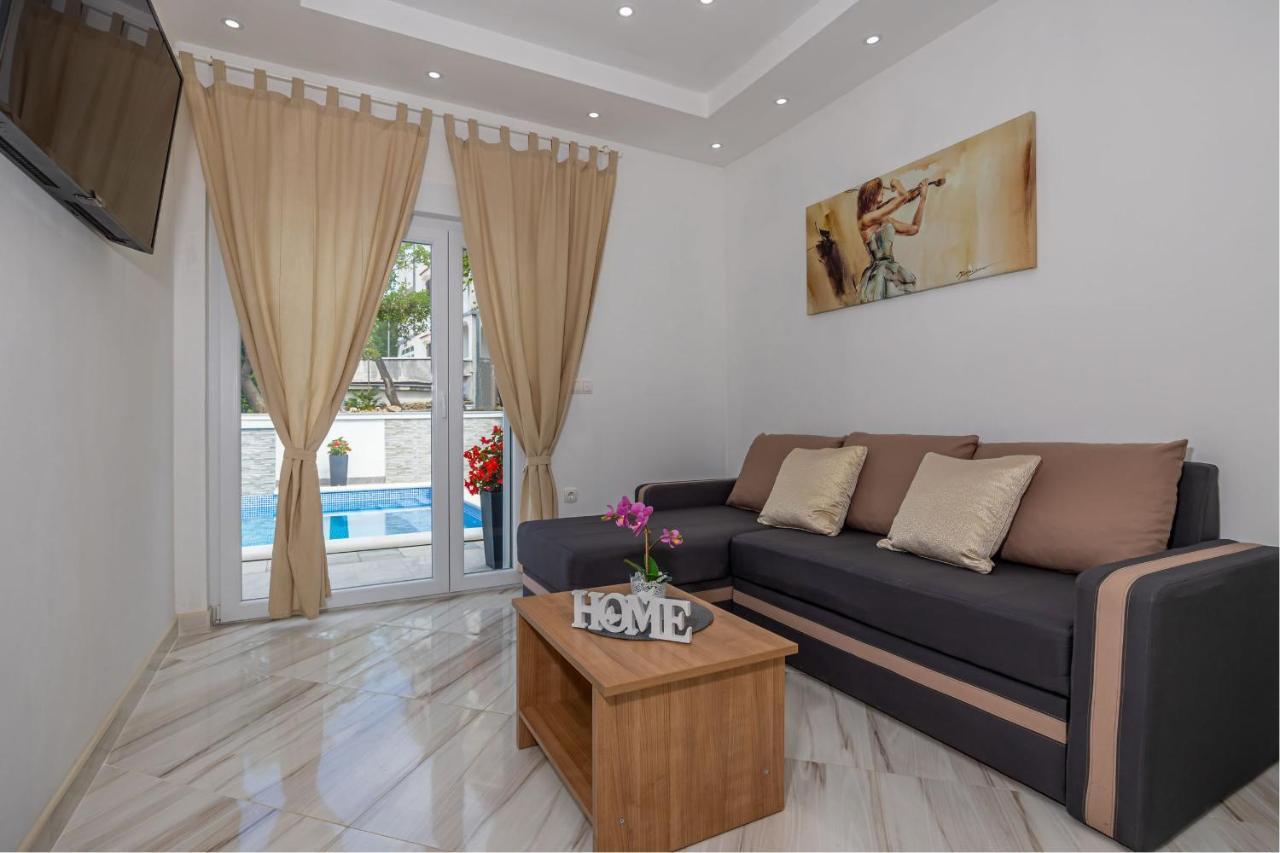 Holiday Home Dusak With Swimming Pool And Jacuzzi Dramalj Exterior foto