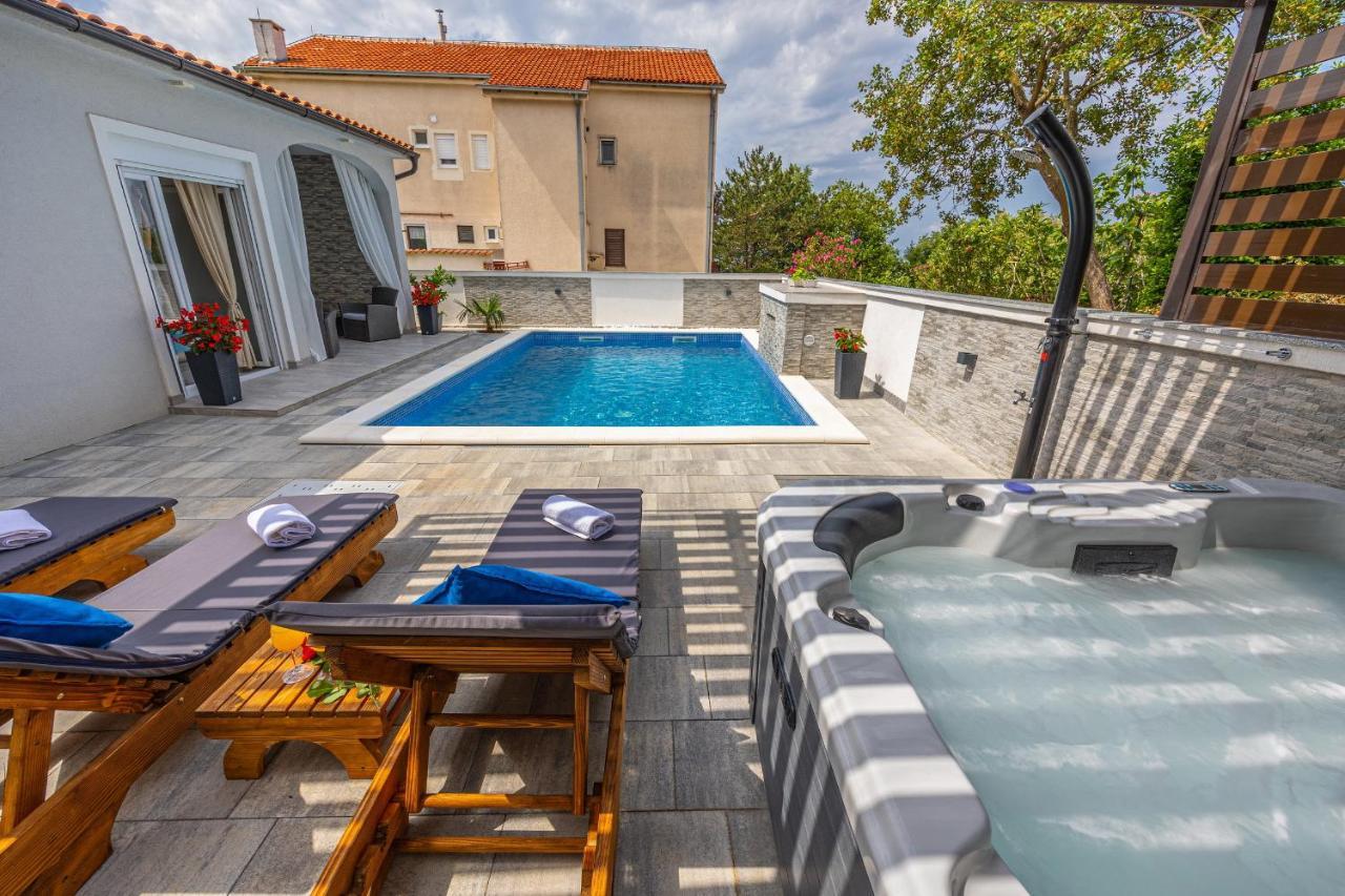 Holiday Home Dusak With Swimming Pool And Jacuzzi Dramalj Exterior foto
