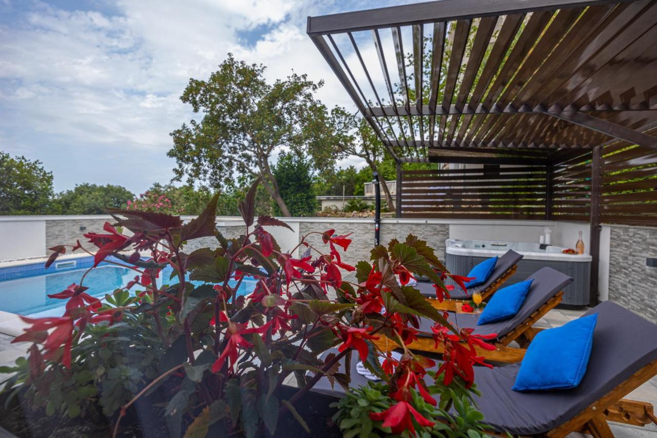 Holiday Home Dusak With Swimming Pool And Jacuzzi Dramalj Exterior foto