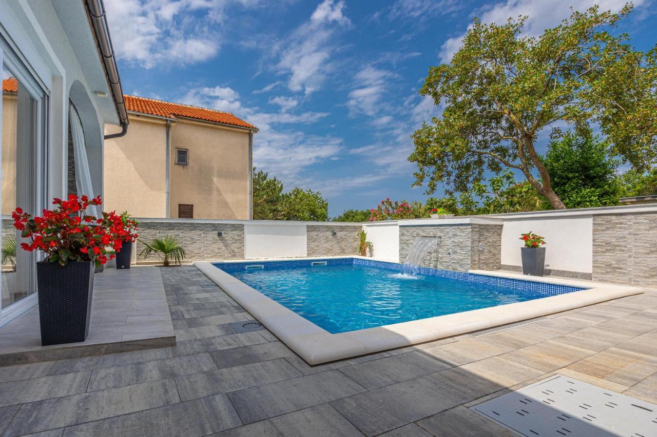 Holiday Home Dusak With Swimming Pool And Jacuzzi Dramalj Exterior foto