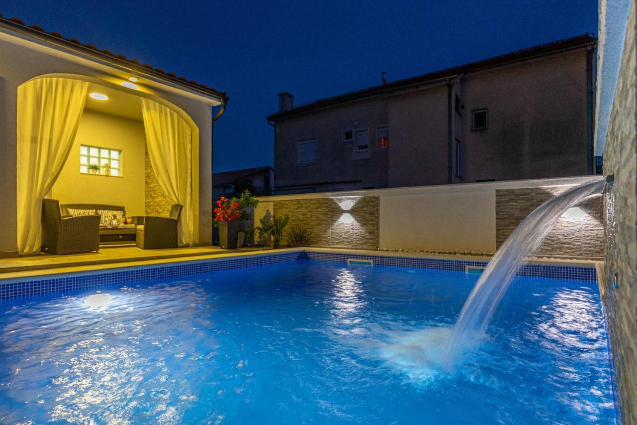 Holiday Home Dusak With Swimming Pool And Jacuzzi Dramalj Exterior foto