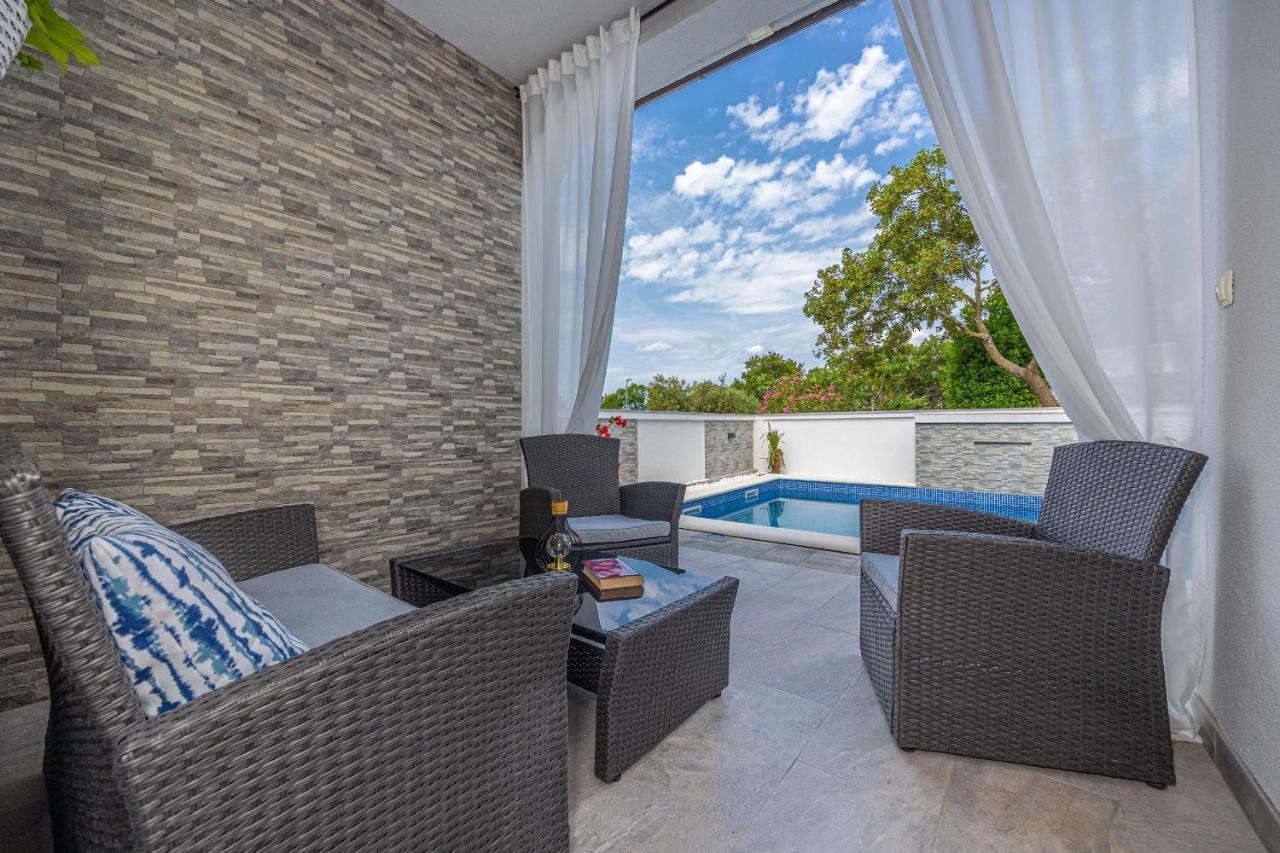 Holiday Home Dusak With Swimming Pool And Jacuzzi Dramalj Exterior foto
