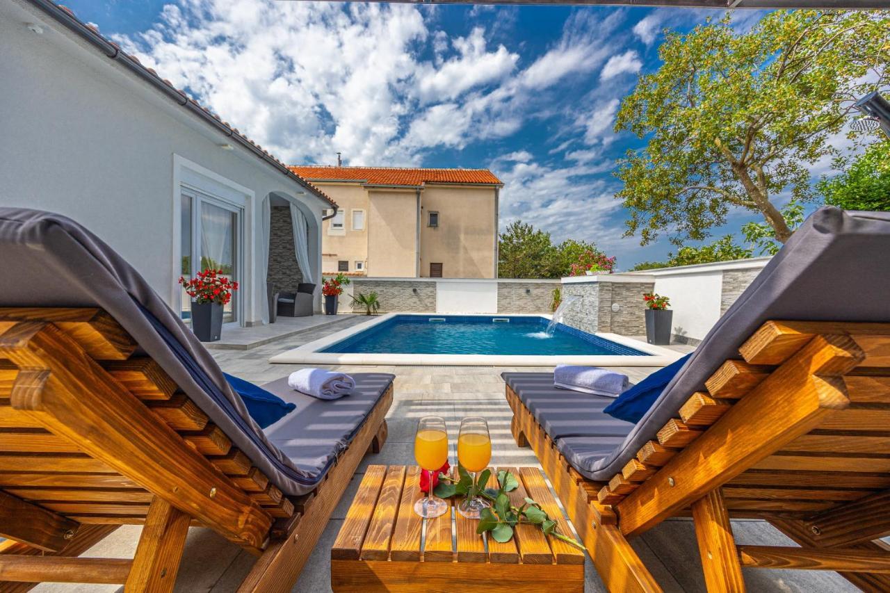 Holiday Home Dusak With Swimming Pool And Jacuzzi Dramalj Exterior foto