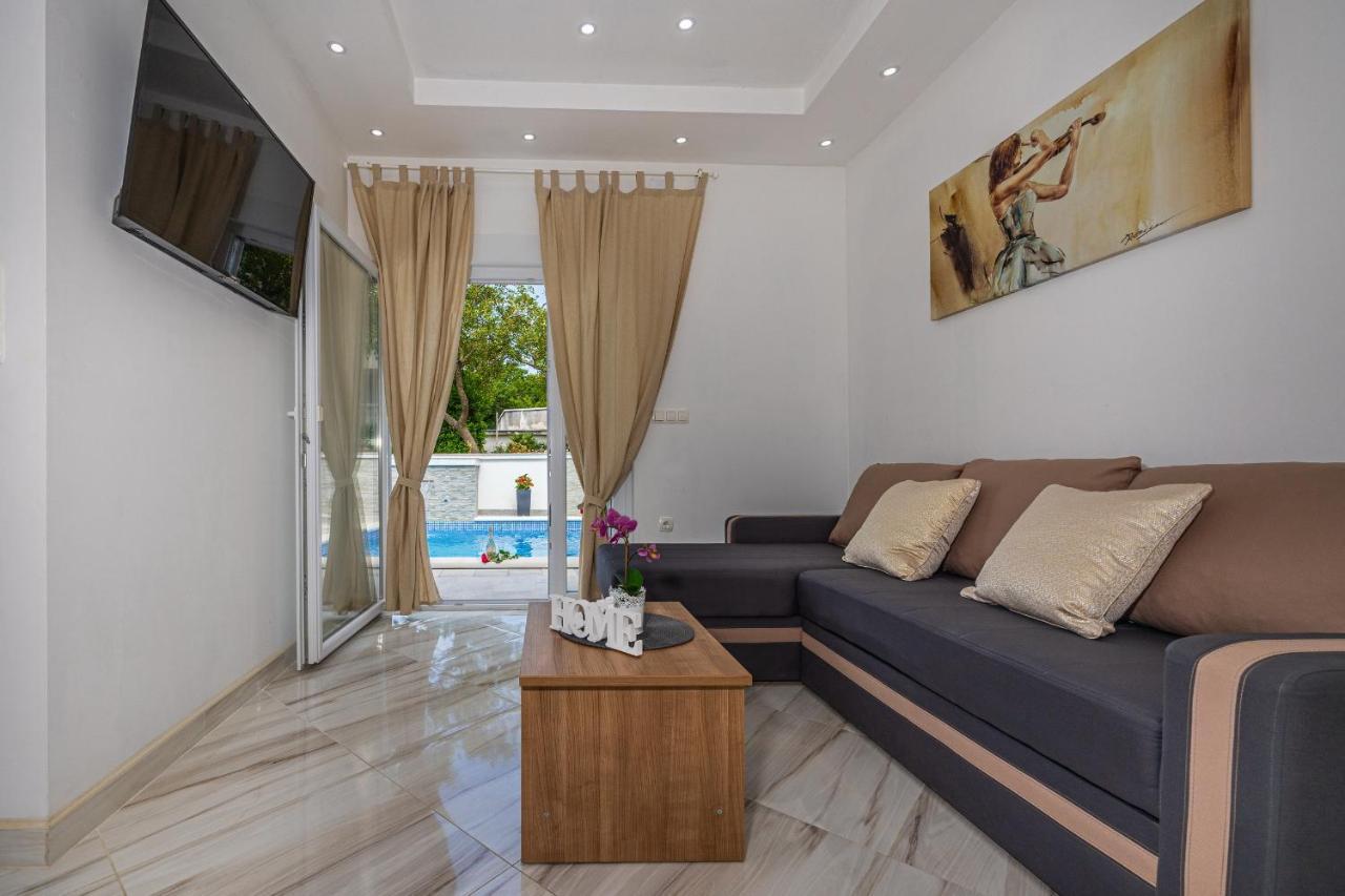 Holiday Home Dusak With Swimming Pool And Jacuzzi Dramalj Exterior foto