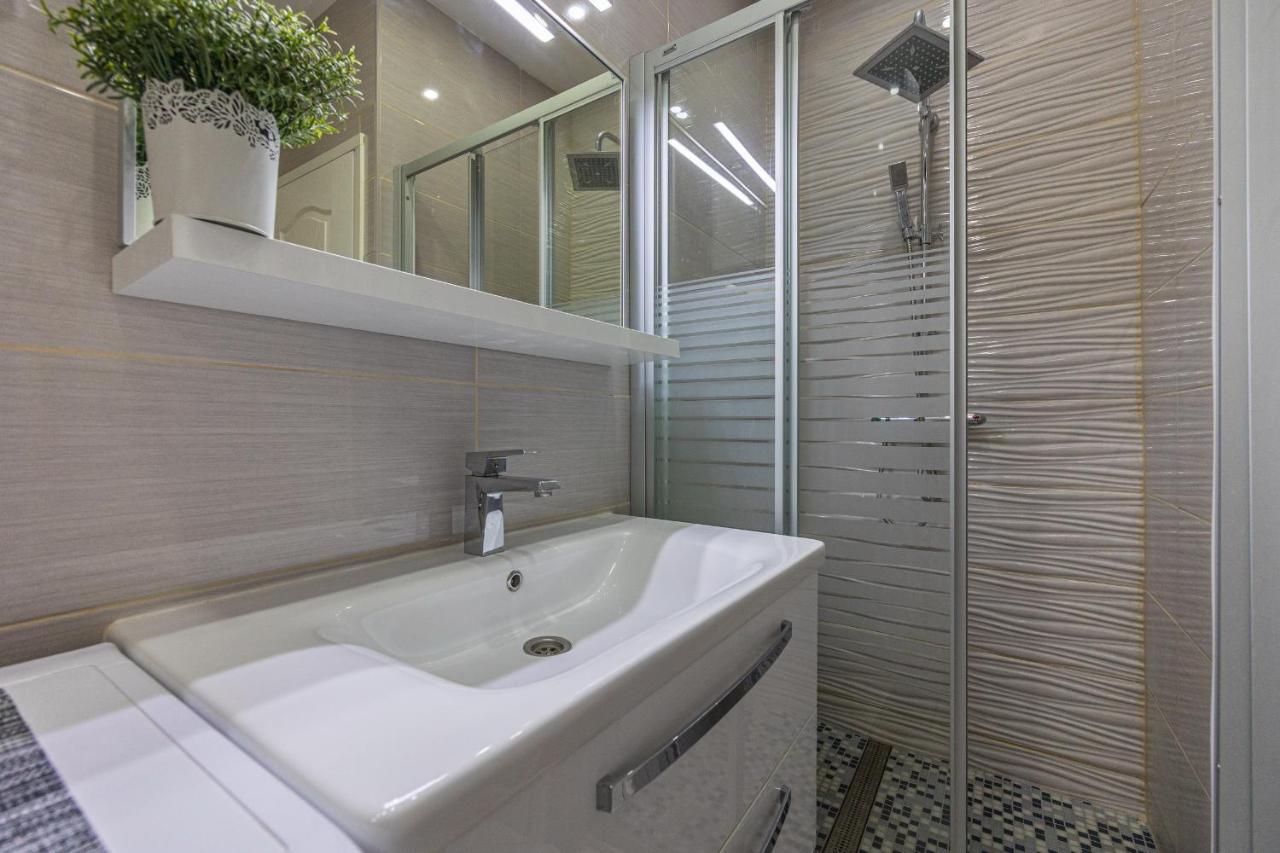 Holiday Home Dusak With Swimming Pool And Jacuzzi Dramalj Exterior foto